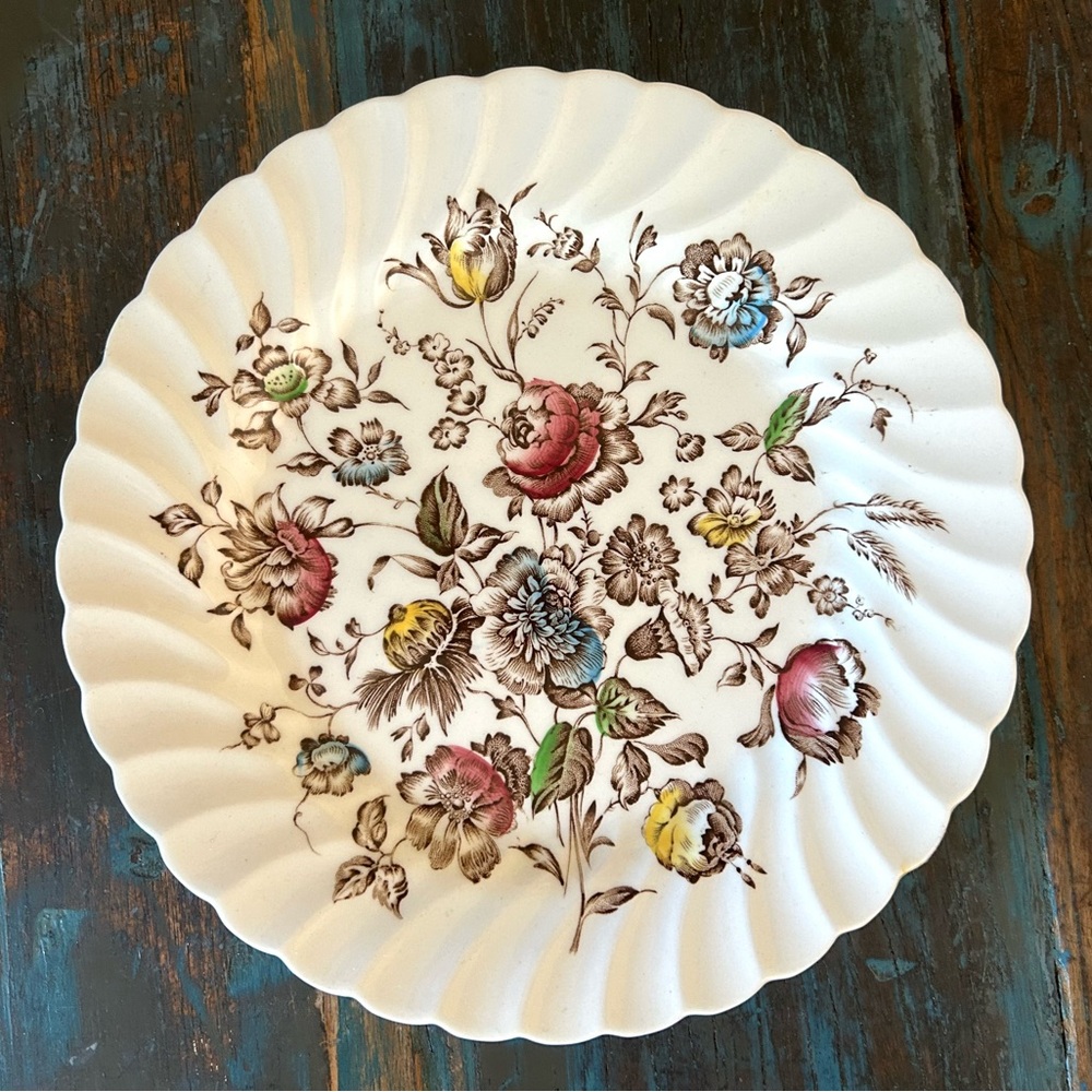 Lot of 4 Johnson Brothers Staffordshire Bouquet 8" Bread Plates - Picture 5 of 9